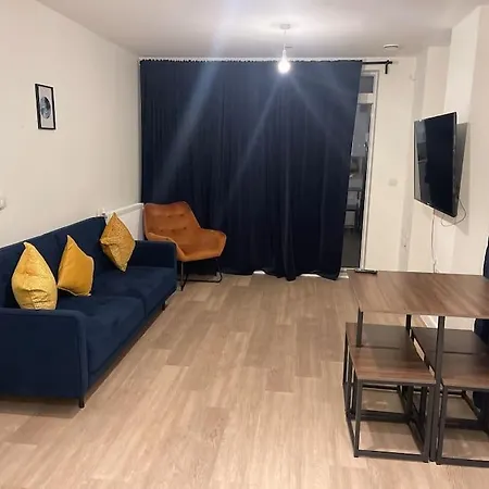Stunning Two Bedrooms Flat With Free Parking Apartment *