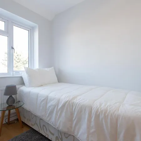 Trendy 2 Bed - A Hidden Luxury In Hayes Nr Heathrow *