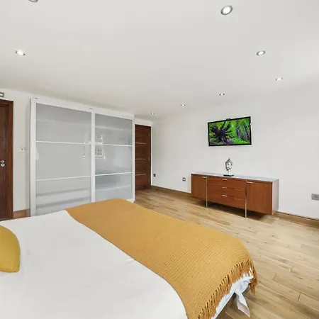 Baker Street Apartment *