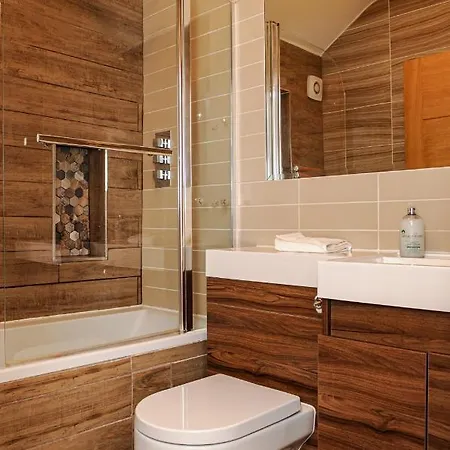 Luxury 5 Star - Parking, Garden, Nr Greater Metro Stations London