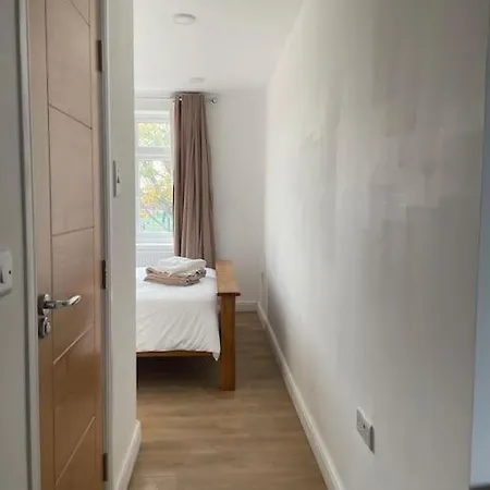 Family Friendly New Flat At London Gants Hill Station Near Ilford Apartment *