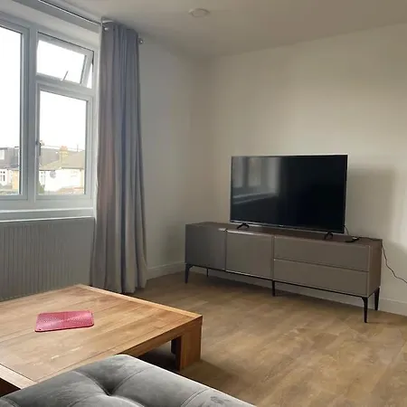 Family Friendly New Flat At London Gants Hill Station Near Ilford Apartment Wanstead