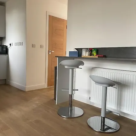 Family Friendly New Flat At London Gants Hill Station Near Ilford Wanstead