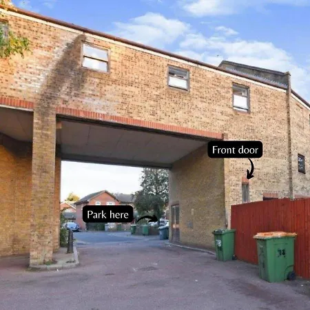 2 Bed Functional House Close To Manor Park Train Station Holiday home *