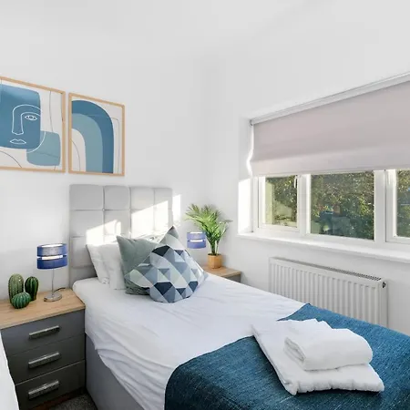 West Serviced Apartments: 2-bed, 2-bath With Parking Near Station *
