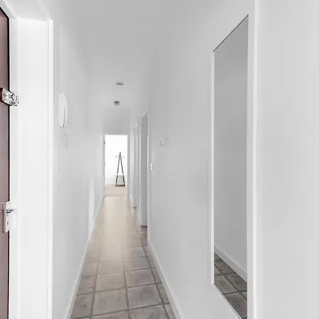 Apartment West Serviced Apartments: 2-bed, 2-bath With Parking Near Station Ealing