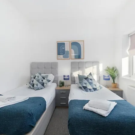 West Serviced Apartments: 2-bed, 2-bath With Parking Near Station Ealing