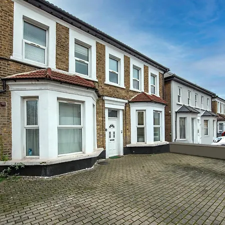 West Serviced Apartments: 2-bed, 2-bath With Parking Near Station Ealing