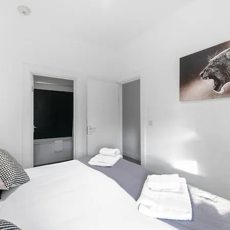 West Serviced Apartments: 2-bed, 2-bath With Parking Near Station Ealing
