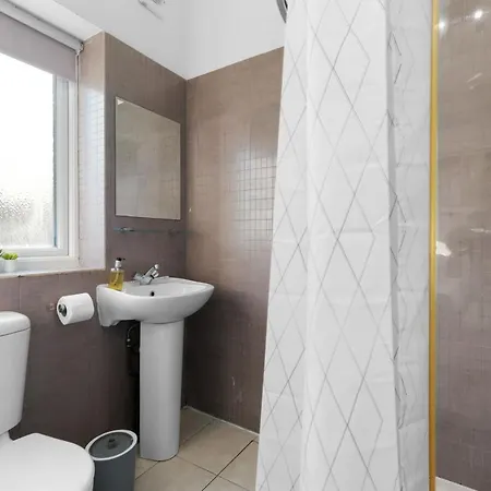 West Serviced Apartments: 2-bed, 2-bath With Parking Near Station Apartment Ealing