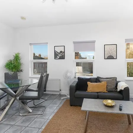 West Serviced Apartments: 2-bed, 2-bath With Parking Near Station Apartment *