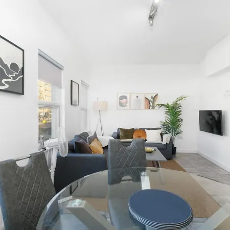 West Serviced Apartments: 2-bed, 2-bath With Parking Near Station Apartment