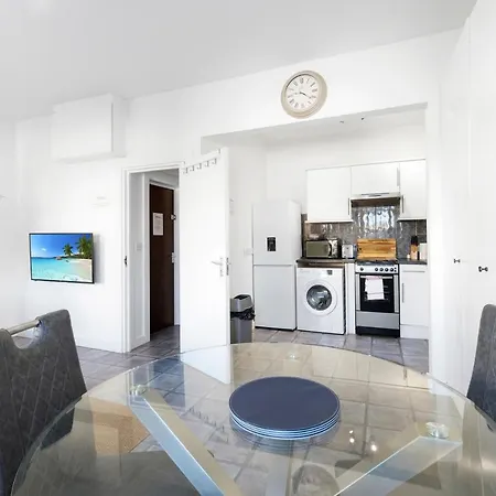 West Serviced Apartments: 2-bed, 2-bath With Parking Near Station Apartment Ealing