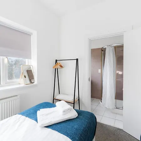 Apartment West Serviced Apartments: 2-bed, 2-bath With Parking Near Station