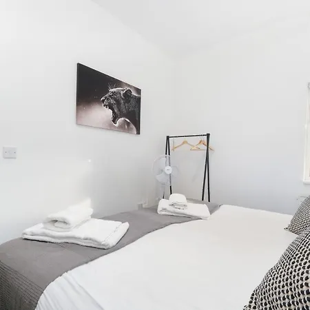 West Serviced Apartments: 2-bed, 2-bath With Parking Near Station Ealing