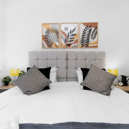 Apartment West Serviced Apartments: 2-bed, 2-bath With Parking Near Station *