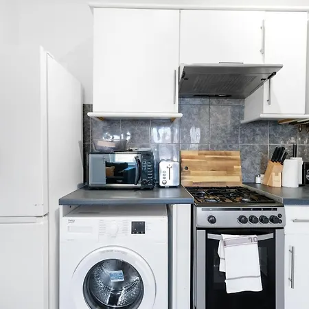 West Serviced Apartments: 2-bed, 2-bath With Parking Near Station Apartment Ealing
