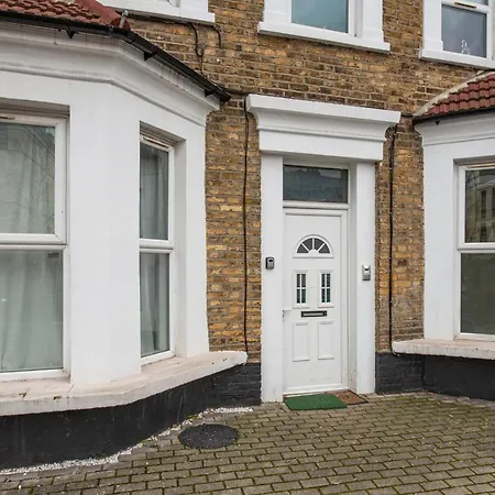 West Serviced Apartments: 2-bed, 2-bath With Parking Near Station *