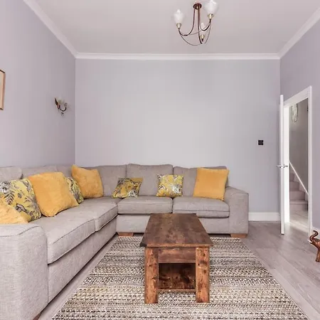 4 Bedroom House, 2 Min Walk From Station Holiday home London