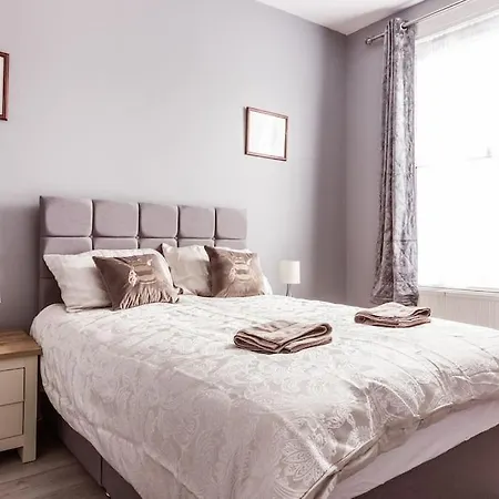 Holiday home 4 Bedroom House, 2 Min Walk From Station London