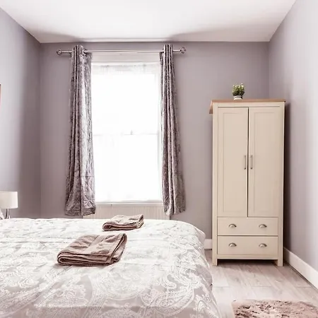 4 Bedroom House, 2 Min Walk From Station
