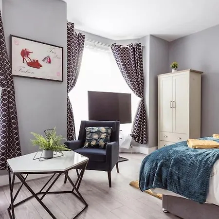 4 Bedroom House, 2 Min Walk From Station Holiday home London