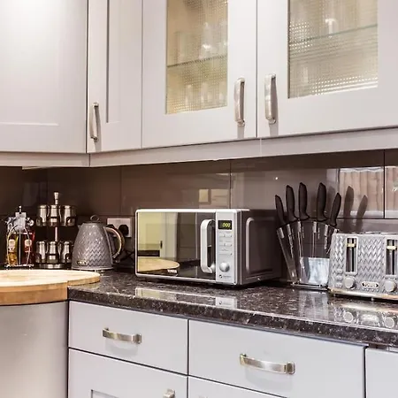 Holiday home 4 Bedroom House, 2 Min Walk From Station London