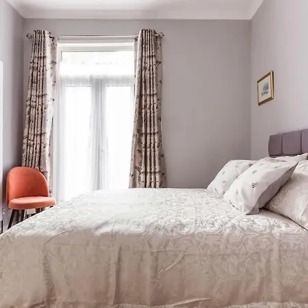4 Bedroom House, 2 Min Walk From Station * London