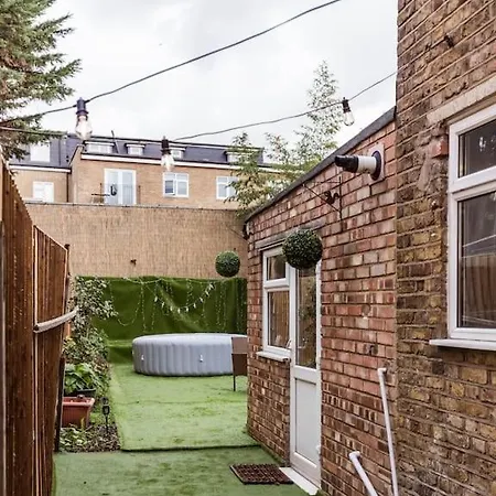 4 Bedroom House, 2 Min Walk From Station * London