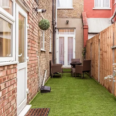 4 Bedroom House, 2 Min Walk From Station Holiday home
