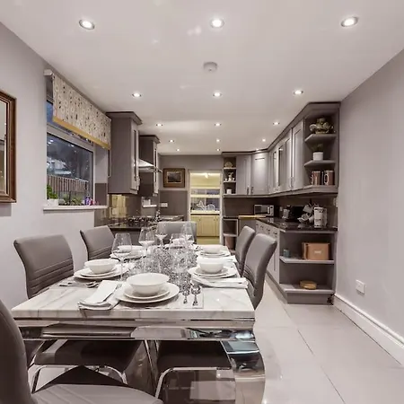 4 Bedroom House, 2 Min Walk From Station