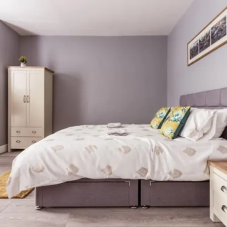 4 Bedroom House, 2 Min Walk From Station London