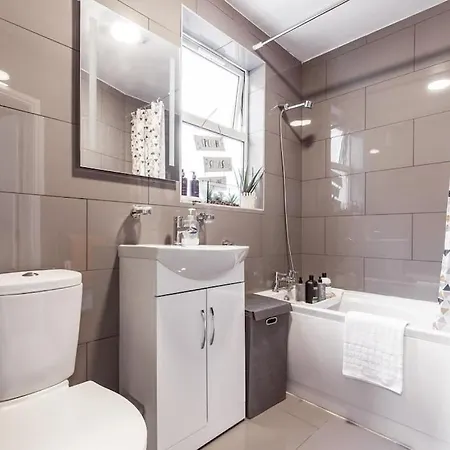 4 Bedroom House, 2 Min Walk From Station London