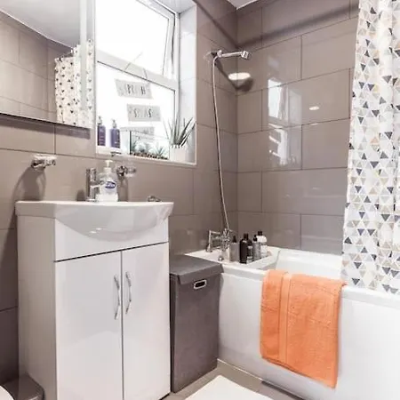 Holiday home 4 Bedroom House, 2 Min Walk From Station London