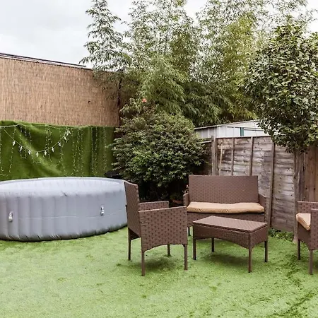 4 Bedroom House, 2 Min Walk From Station London
