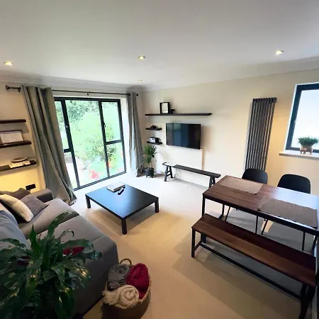 Modern And Cozy 2-guest Flat With Gated Parking *