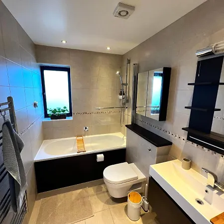 Modern And Cozy 2-guest Flat With Gated Parking *
