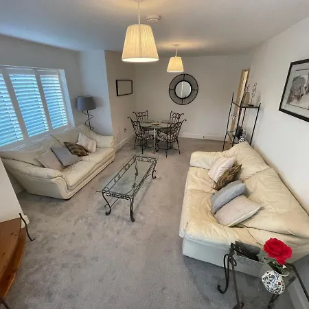 2 Bed 2 Bathroom Gated 1 Inc Free Parking