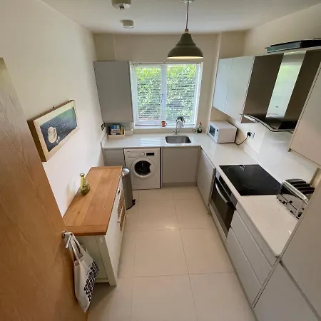 2 Bed 2 Bathroom Gated 1 Inc Free Parking