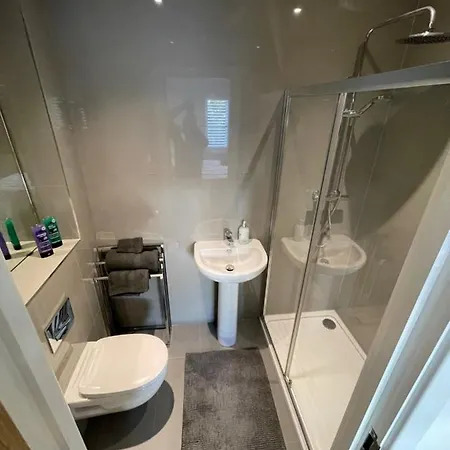 2 Bed 2 Bathroom Gated 1 Inc Free Parking Apartment *