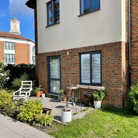 2 Bed 2 Bathroom Gated 1 Inc Free Parking Apartment