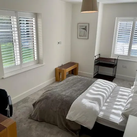 Apartment 2 Bed 2 Bathroom Gated 1 Inc Free Parking *