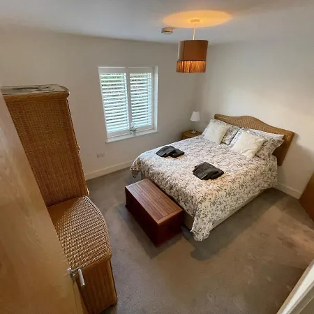 2 Bed 2 Bathroom Gated 1 Inc Free Parking Apartment