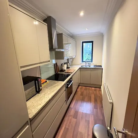 Apartment Modern And Cozy 2-guest Flat With Gated Parking