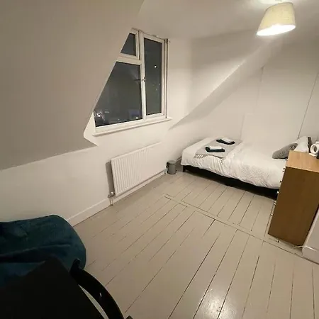 Beautiful 2 Bedroom On Tower Bridge Apartment London