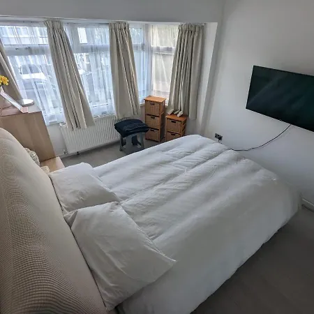 Spacious 2 Bedroom House With Garden Holiday home Edmonton