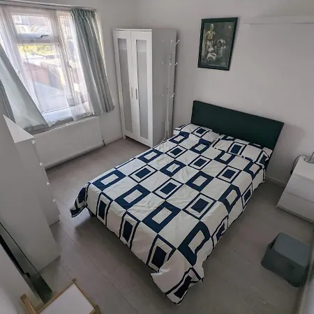 Spacious 2 Bedroom House With Garden *
