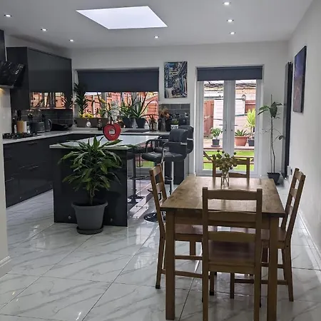 Spacious 2 Bedroom House With Garden * Edmonton