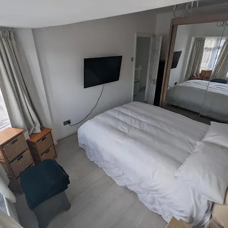Spacious 2 Bedroom House With Garden *