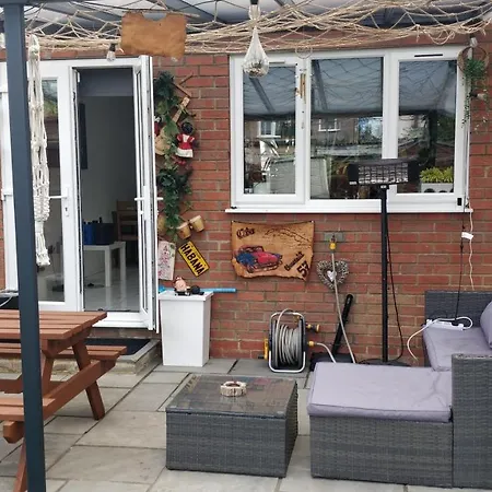 Spacious 2 Bedroom House With Garden * Edmonton
